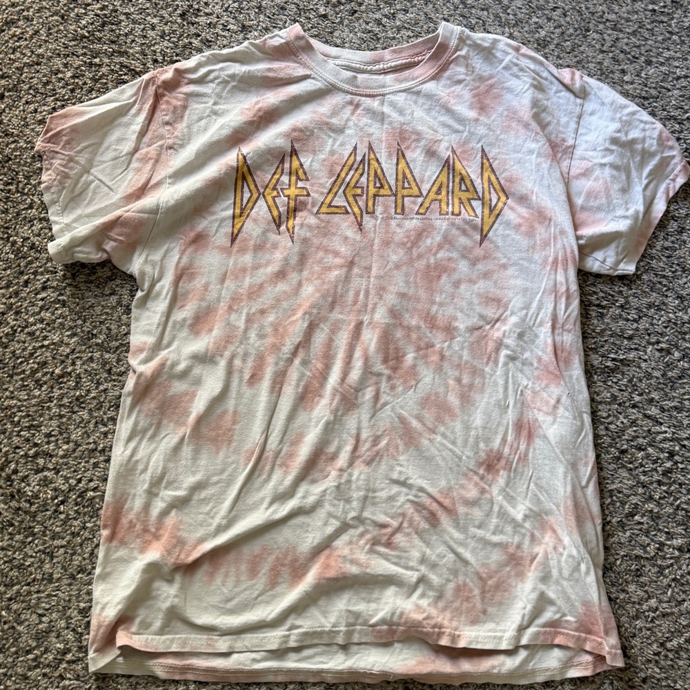 Def Leppard Women's Short Sleeve Tee - Pink and White